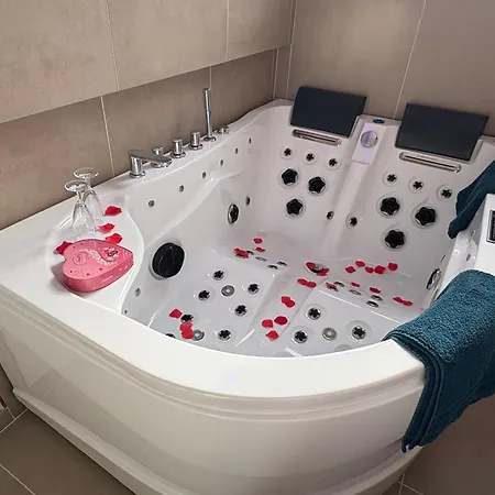 Cocon De La Tour - Jacuzzi - Nuit Romantique 아파트 콩피에뉴