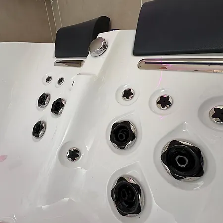 Cocon De La Tour - Jacuzzi - Nuit Romantique * 콩피에뉴