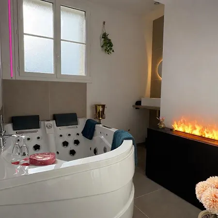 아파트 Cocon De La Tour - Jacuzzi - Nuit Romantique 콩피에뉴